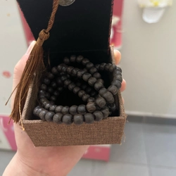 Vòng gỗ trầm kèm hộp sang xịn