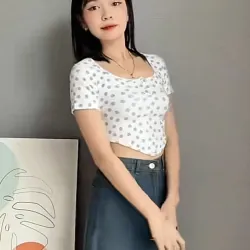 ÁO CROPTOP CỔ VUÔNG HOA NHÍ ĐỎ