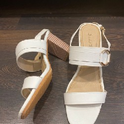 Sandal Coach màu trắng 8p size 36 gót vuông  12940