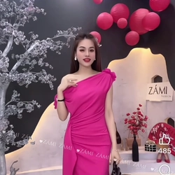 Áo đầm lệch vai. 