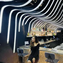 Đầm body đen khoét ngực