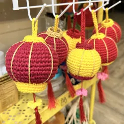 Đèn lồng mini làm bằng len trang trí không gian ngày Tết thêm rực rỡ  762764