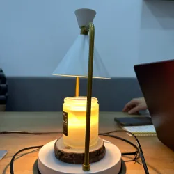 Đèn bàn trang trí để bàn hình chóp kết hợp đế gỗ dạng đứng nhỏ gọn