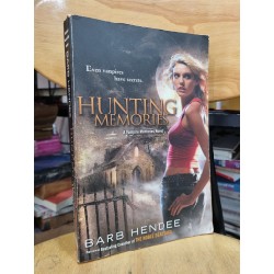 HUNTING MEMORIES : A VAMPIRE MEMORIES NOVEL - BARB HENDEE