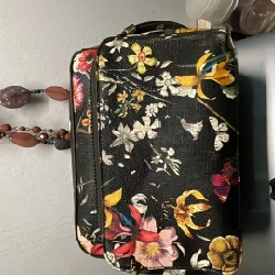 Túi đeo chéo nữ nền đen in hoa rất đẹp