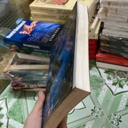 Câu chuyện nghĩa địa" (The Graveyard Book) của tác giả Neil Gaiman 999111