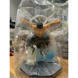 Mô hình Zoro chiến đấu, có bản led, có 2 đầu thay đổi, có hộp màu, cao 18cm