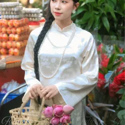 Váy cô dâu cổ cao dài tay chất liệu lụa màu trắng kem 737788