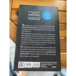 Giữa Bóng Tối Và Ánh Sáng - Joan Chittister 531676