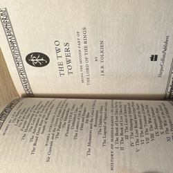 Sách tiểu thuyết The Lord of the Rings: The Two Towers – J.R.R. Tolkien – Mới 90% 528207
