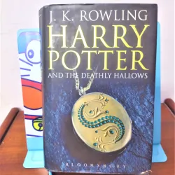 Sách văn học nước ngoài: Harry Potter and the deathly Hallows - TG: JK Rowling