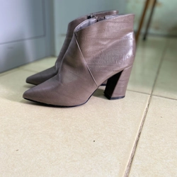 Mình pass boot cổ ngắn, size 39,5 chân 38,5-39 đi vừa nhé. Do chật nên mình pass lại