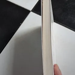 Ngoài vòng tay anh là bão tố  1029156