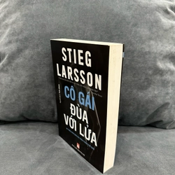 Cô gái đùa với lửa - Stieg Larsson 335496