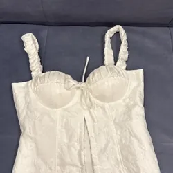 Áo croptop trắng kem có thêu ren tay và gấu 606398