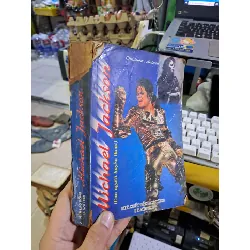 Michael Jackson con người huyền thoại mới 70% rách gáy, rách trang phụ, có chuxwx viết DANH NHÂN HCM1709