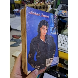 Michael Jackson con người huyền thoại mới 70% rách gáy, rách trang phụ, có chuxwx viết DANH NHÂN HCM1709 924476