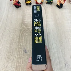 Ông trăm tuổi trèo qua cửa sổ và biến mất  931921