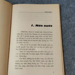 CÔ GÁI VỚI CÂY DÙ ĐỎ 719919