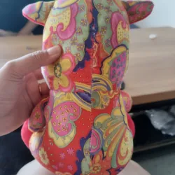 một con thú nhồi bông hình con bò . Hàng 2hand 996583