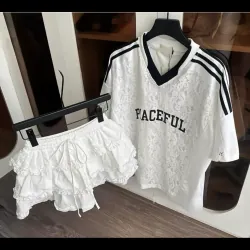 Set áo ren cách điệu dáng rộng cổ V, kèm chân váy trắng xoè