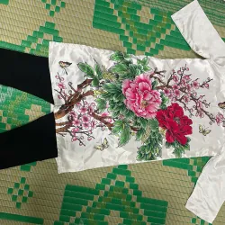 Áo dài truyền thống thêu hoa cúc màu trắng đen phối nội y