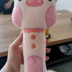 một sản phẩm thú bông hình chú heo hồng có thiết kế thân dài đặc trưng. Hàng 2 hand