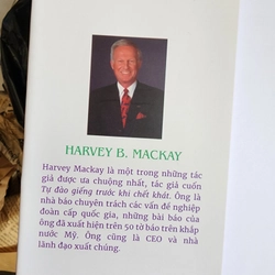 Sách Bơi cùng cá mập mà không bị nuốt chửng của Harvey Mackay mới 99% 502733