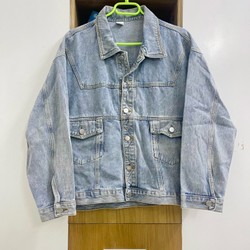 Áo khoác jean xanh nhạt size L sau lưng có chữ cá tính 154228