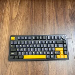 Phụ kiện sạc và bàn phím cơ kiểu dáng hiện đại, màu sắc đen vàng 721061