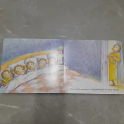 Sách five little monkeys jumping on the bed bản nhập us uk 564949