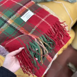 Khăn choàng họa tiết kẻ caro màu đỏ xanh lá 1024456