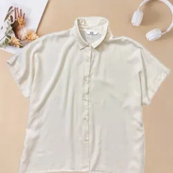 Áo sơmi hiệu Uniqlo màu kem 