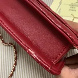 Túi xách dây đeo chéo dự tiệc da mềm màu đỏ đô chưa dùng còn nguyên tag 1019332