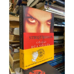 Cô gái đùa với lửa - Stieg Larsson 273064