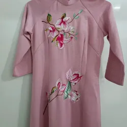 Áo dài hồng thêu hoa