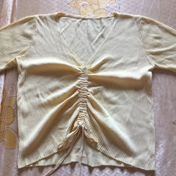 Áo xẻ cổ thắt nơ size S màu vàng chanh pastel