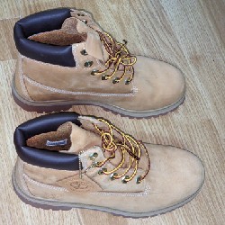 Timberland size 40. Giá 1.500.000 vnđ. Mới 100%. LH: 034510113 tám 19567