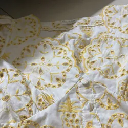 Đầm hoa văn thêu xinh xắn 573458