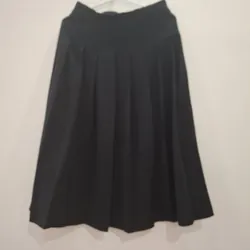 Chân váy dài vừa qua gối