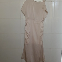 Đầm lụa lệch vai IVY moda size XL 548794