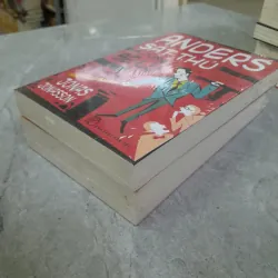 CÔ GÁI MÙ CHỮ PHÁ BOM NGUYÊN TỬ + ANDERS SÁT THỦ CÙNG BÈ LŨ - JONAS JONASSON 195519