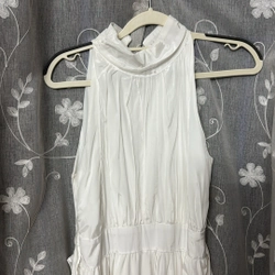 Đầm trắng sát nách size S, cổ cao, có dây buộc eo phía sau rất thanh lịch và sang trọng