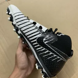 Giày thể thao hiệu NIKE có móng 934819