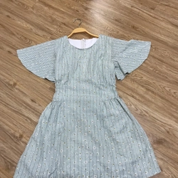 Đầm xoè màu xanh ngọc hoạ tiết hoa nhỏ