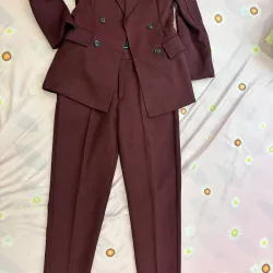 Set đồ vest công sở thanh lịch. Size S, màu đỏ tía, sử dụng 1 lần duy nhất