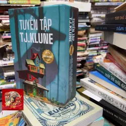 Box TUYỂN TẬP TJ.KLUNE - (Ngôi nhà bên bờ biển xanh thẳm + Dưới cánh cửa thầm thì)