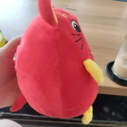 một con thú nhồi bông hình chuột màu đỏ. Hàng 2hand 996598