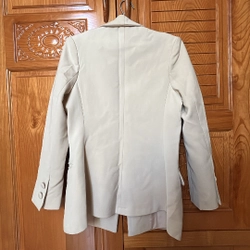 Áo vest 2 lớp brand BASIC chính hãng, đệm vai, size S, màu kem, like new 95%, used 2 lần 381842