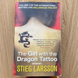 THE GIRL WITH THE DRAGON TATOO (BẢN TIẾNG ANH CỦA "CÔ GÁI CÓ HÌNH XĂM RỒNG")* TẶNG QUÀ+FS